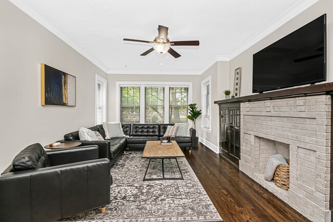 2460 W Cullom Ave, Unit #2 in Chicago, IL - Building Photo - Building Photo