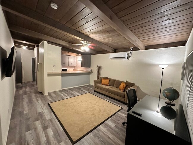 1011 2nd St, Unit Studio- Utilities Paid