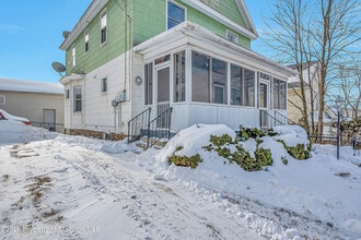 208 E Warren St in Dunmore, PA - Foto de edificio - Building Photo