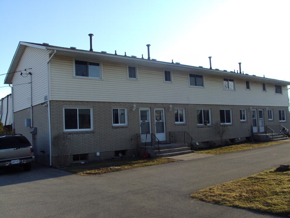 8793 Willoughby Dr in Niagara Falls, ON - Building Photo