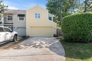 330 Sunrise Cir in Neptune Beach, FL - Building Photo