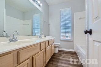 4649 Devonshire Dr in Grand Prairie, TX - Foto de edificio - Building Photo