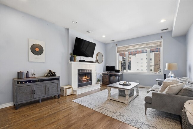 323 W Schiller St in Chicago, IL - Building Photo - Building Photo