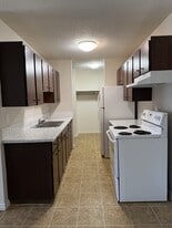 400 Calahoo Rd in Spruce Grove, AB - Building Photo