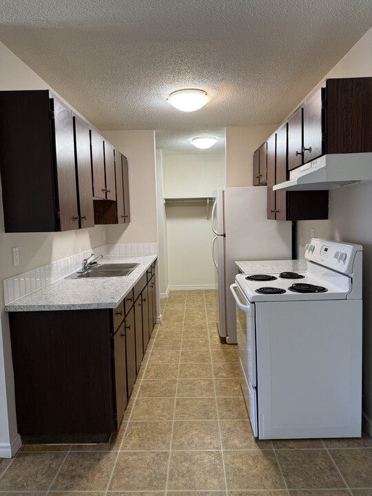 400 Calahoo Rd in Spruce Grove, AB - Building Photo