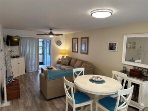 6033 34th St W in Bradenton, FL - Foto de edificio - Building Photo