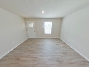 2746 S Cypress St in Wichita, KS - Foto de edificio - Building Photo