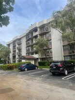 2701 Riverside Dr in Coral Springs, FL - Building Photo