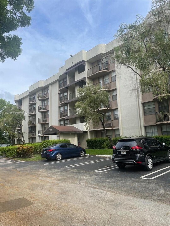 2701 Riverside Dr in Coral Springs, FL - Building Photo