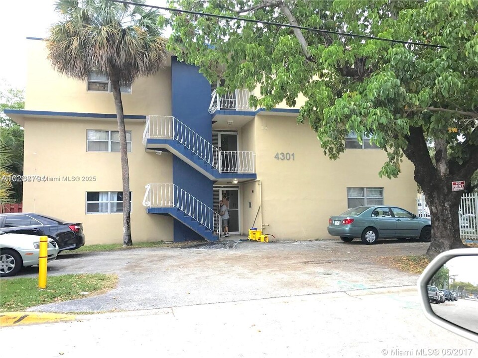 4301 NW South Tamiami Canal Dr, Unit 3-209 in Miami, FL - Building Photo