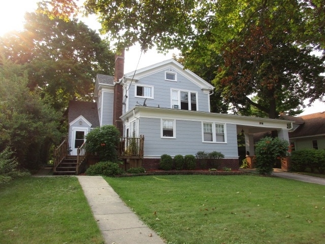 318 S Tryon St in Woodstock, IL - Building Photo