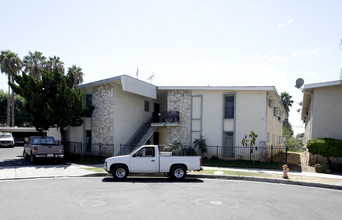 801 Corto Way in La Habra, CA - Foto de edificio - Building Photo