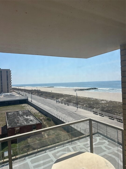 10 Monroe Blvd in Long Beach, NY - Building Photo
