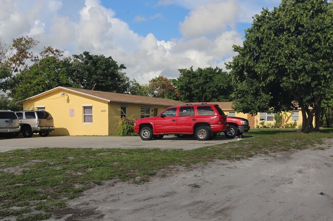 4533-4539 Coconut Rd in Lake Worth, FL - Building Photo - Building Photo