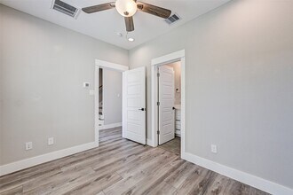 1302 W 24th St in Houston, TX - Foto de edificio - Building Photo