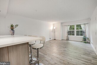 7600 Tremayne Pl, Unit 107 in McLean, VA - Foto de edificio - Building Photo