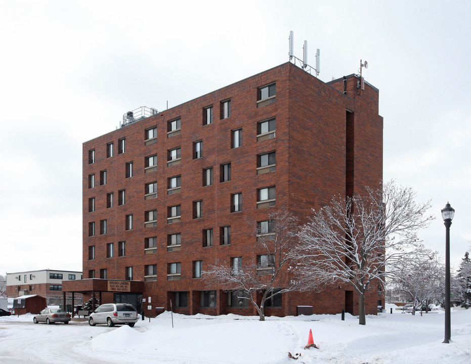 Brooks Landing in Brooklyn Park, MN - Foto de edificio