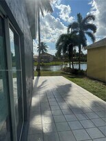 366 E Riverbend Dr in Sunrise, FL - Building Photo