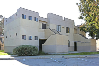 Maldonado Plaza in Firebaugh, CA - Foto de edificio - Building Photo