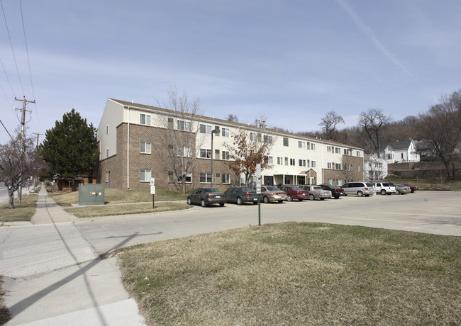 Camelot Village - Affordable Senior Housing in Council Bluffs, IA - Foto de edificio - Building Photo