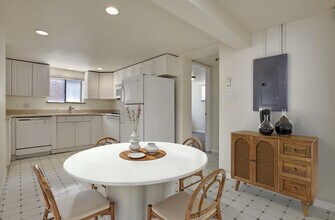 7555 17th Ave NW in Seattle, WA - Foto de edificio - Building Photo