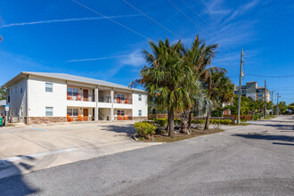 171 24th St in Cocoa Beach, FL - Foto de edificio - Building Photo