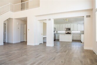 1660 Mt Tremblant Ave in Las Vegas, NV - Foto de edificio - Building Photo