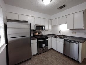 1620 W Braker Ln in Austin, TX - Building Photo - Building Photo