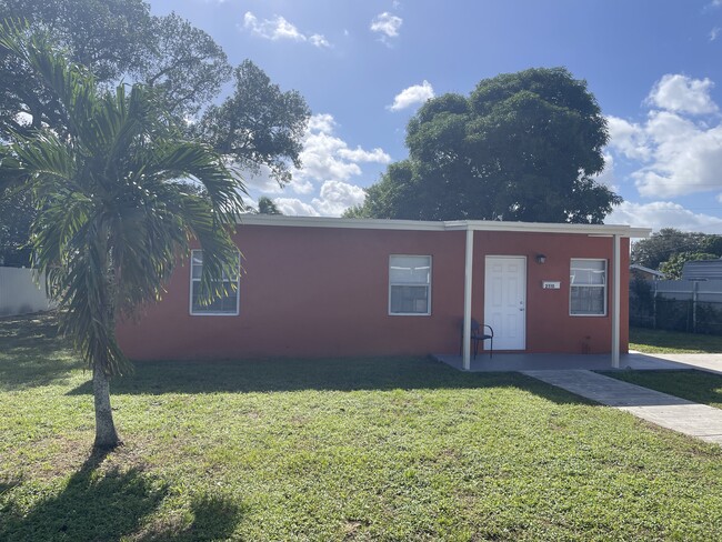 2510 NW 159th Ter in Opa Locka, FL - Foto de edificio - Building Photo