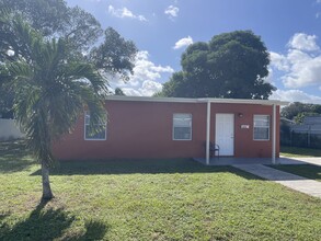 2510 NW 159th Ter in Opa Locka, FL - Foto de edificio - Building Photo