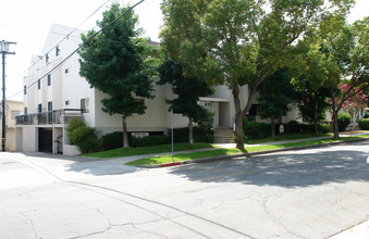 611 S 6th St in Burbank, CA - Building Photo - Building Photo