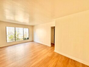 110 Catalina St in Los Angeles, CA - Building Photo - Building Photo