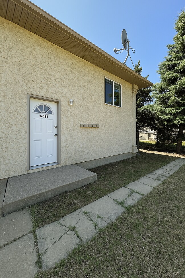 9408 B-94100 100 Ave. in Grande Prairie, AB - Building Photo - Building Photo