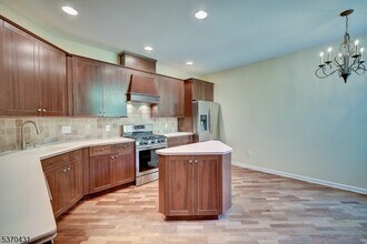 612 Kensington Ln in Livingston, NJ - Building Photo - Building Photo