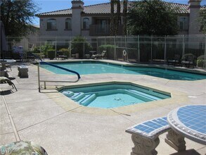 4555 E Sahara Ave in Las Vegas, NV - Foto de edificio - Building Photo