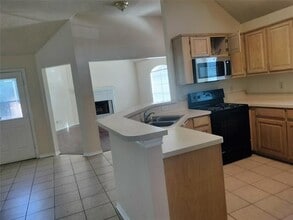 1888 Helen Ln in Lewisville, TX - Foto de edificio - Building Photo