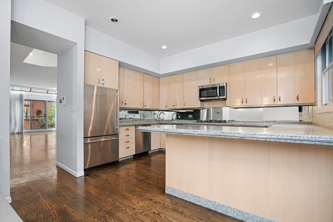 171 W Goethe St, Unit B in Chicago, IL - Building Photo