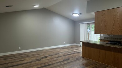 4181 Carnes Rd in Roseburg, OR - Building Photo - Building Photo