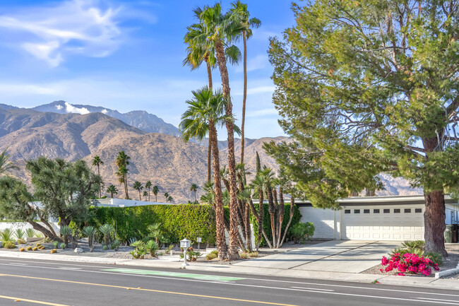 1350 E Murray Canyon Dr in Palm Springs, CA - Foto de edificio - Building Photo