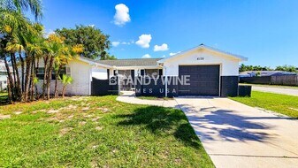6135 Seabreeze Dr in Port Richey, FL - Building Photo