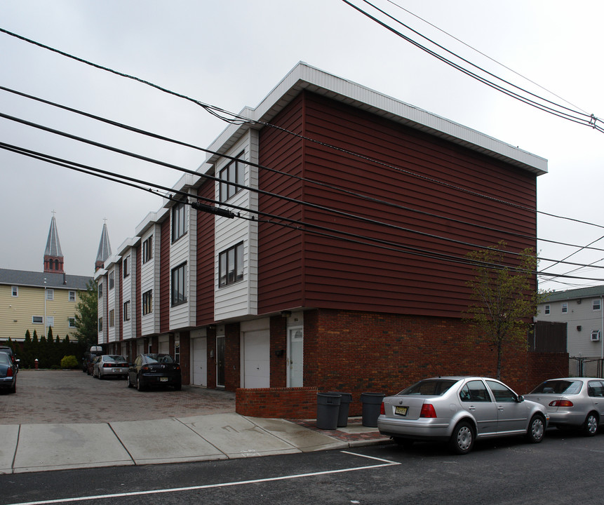 27 E 21st St in Bayonne, NJ - Building Photo