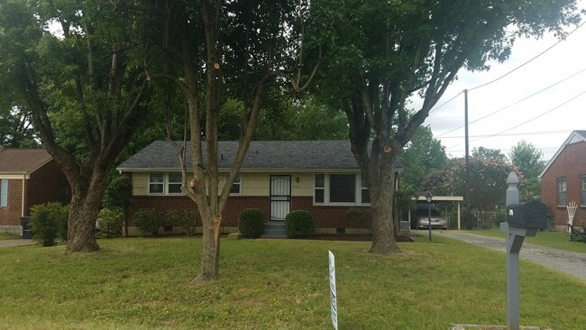 2123 Crystal Dr in Nashville, TN - Foto de edificio - Building Photo