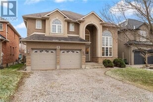 8 Roelfson Dr in Hamilton, ON - Building Photo