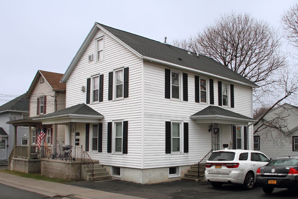 16 Pleasant St in Leroy, NY - Building Photo