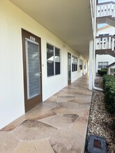 211 Mansfield F in Boca Raton, FL - Foto de edificio - Building Photo