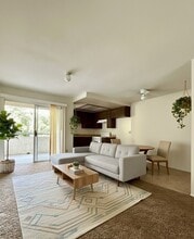Castle Croatia in Reseda, CA - Foto de edificio - Building Photo