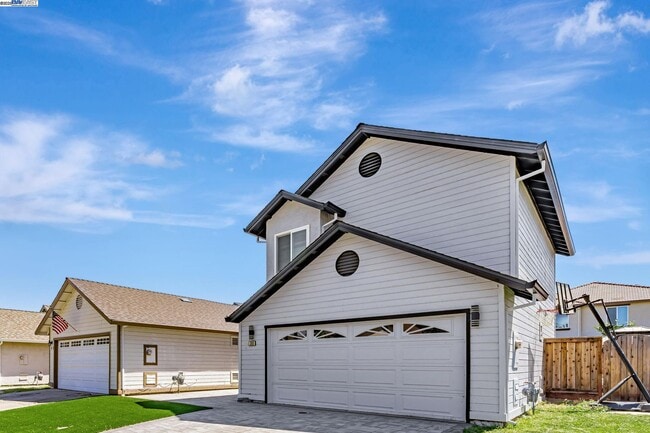 390 Grovewood Loop N in Brentwood, CA - Building Photo - Building Photo