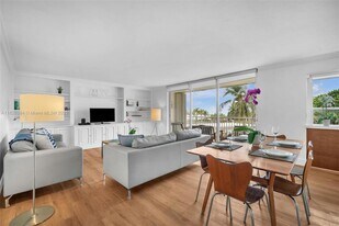 611 Ocean Dr, Unit 3E in Key Biscayne, FL - Building Photo