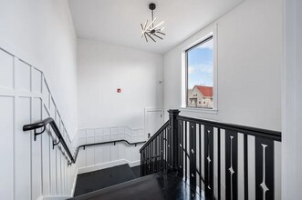 536 Broadway, Unit 201 in Everett, MA - Building Photo - Building Photo