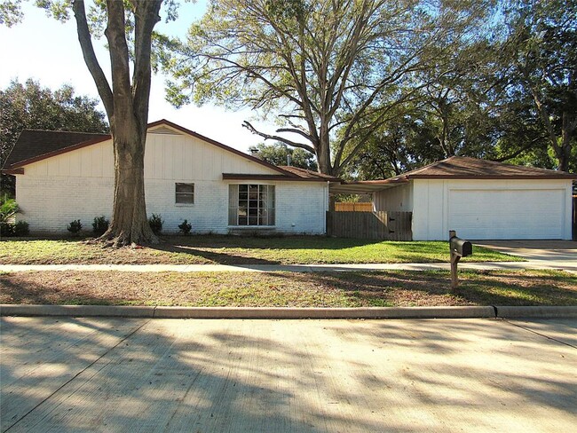 13526 Brook Hollow Dr in Sugar Land, TX - Foto de edificio - Building Photo